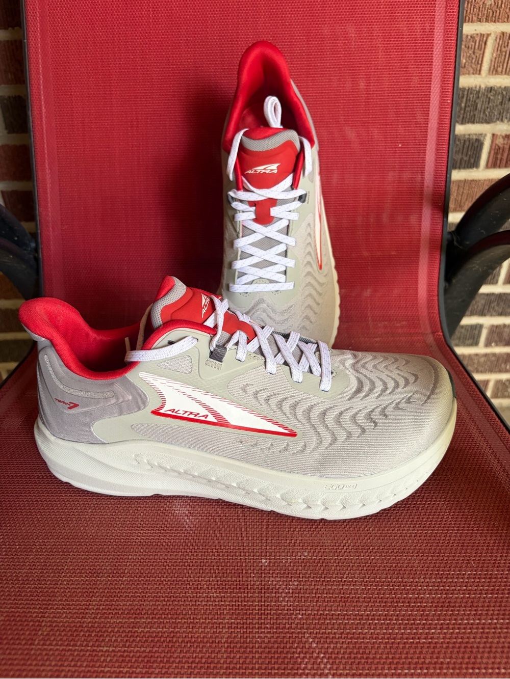 Altra  Torin 7 Men's Neutral Running Shoes in White and Red Accent size 9 Wide